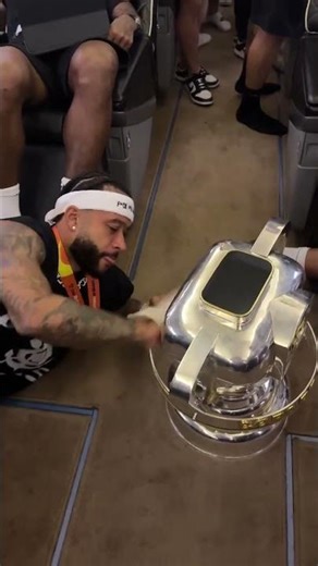 O CARA TÁ MALUCO! MEMPHIS DEPAY LUSTRANDO A TAÇA DA COPA DO BRASIL 😂😂😂 #shorts