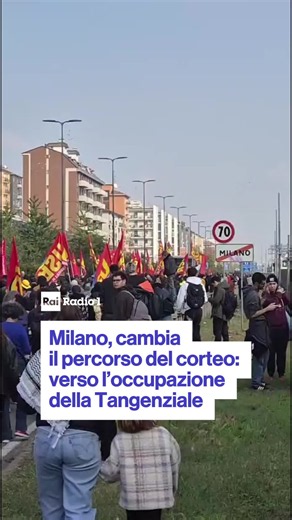 🔵#Milano Il corteo della protesta cambia percorso. Negozi chiusi al passaggio della manifestazione. I manifestanti stanno andando ad occupare la Tangenziale. Immagini dell’inviato @ClaudioVigolo