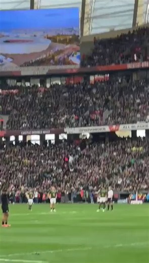 PLANES COME INCREDIBLY CLOSE to CAPE TOWN STADIUM — THIS IS HOW CLOSE https://t.co/EKMuqtOOZz https://t.co/qqwIN0SMn3