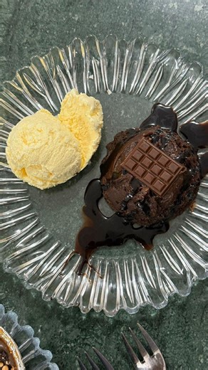 @le.petit.delice.by.mariam on Instagram: "🍫 Quand le chocolat se transforme en véritable expérience… 🍨 Fondant, intense et totalement irrésistible 🤎 Moelleux chocolat, cœur bien coulant, toppings croquants et glace onctueuse… chaque bouchée est une explosion de plaisir 😍 ✨ À partager… ou à garder pour soi 😉 📍 Le dessert idéal pour les vrais amoureux du chocolat 📩 Disponible sur commande #FondantCake #chocolatelover #sweetlife #faitmaison #madewithlove #sweets #sfax #"