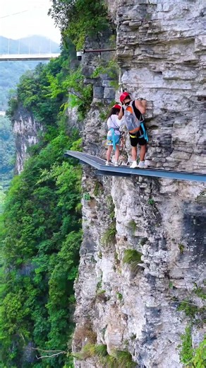Heart toward green mountains; ask the peak, not the dangers. Zhangjiajie Grand Canyon Climbing Rope