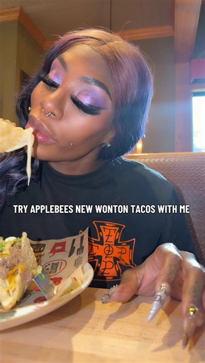Ngl.. very cute & crunchy! Ill give @Applebee’s Grill Bar wonton tacos (no bacon for me, but it comes with it) a solid 8/10!! #foodreviews #tiktok #fyp #influencer