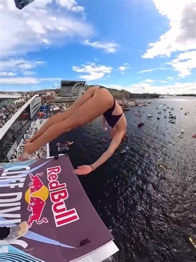the perfect dive, perfectly captured 📸 🤿: @ginni.van.katwijk 🤝: @redbullcliffdiving #redbull#givesyouwiiings#energydrink#cliffdiving#training