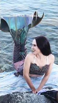 This mermaid tail changes colors! 🦎