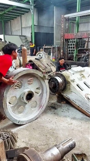 Using A Giant Flywheel To Free A Stuck Bearing 🛞
