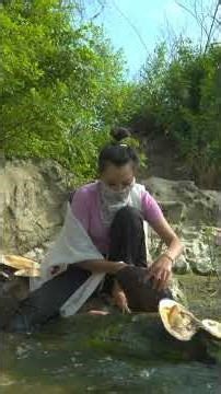 🥰 Beauty opens clams in the wild to retrieve pearls