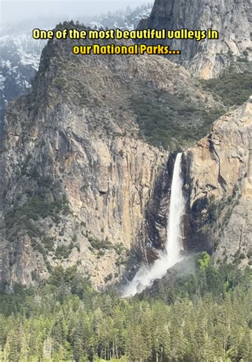 🏔️ Yosemite Valley Is an Outdoor Paradise — But Here’s the Secret… Yosemite Valley is a dream destination for hikers, rock climbers, and anyone who loves the outdoors. 🥾🧗‍♂️ With towering granite walls, legendary climbs like El Capitan, incredible hiking trails, waterfalls, and views of Half Dome, there’s a reason Yosemite is one of America’s most iconic national parks. 🌲 Our biggest tip: If you have the flexibility, skip the weekend and visit Yosemite Valley in the middle of the week. You c