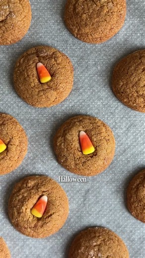Super easy pumpkin cookies that come together in 1 bowl! 👏