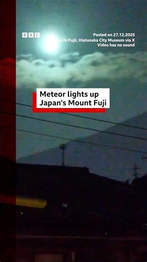 Meteor lights up Japan's Mount Fuji. #Japan #MountFuji #BBCNews