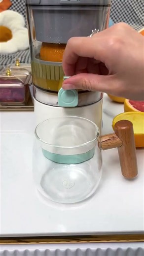 Choose freshly squeezed juice. One-button operation for convenience and speed, easy to clean.