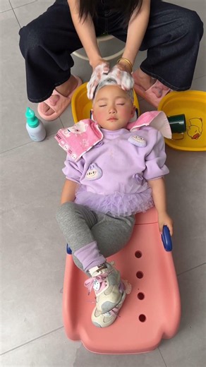 This baby's safe shampoo chair is so safe!! #FunFamily #HomeEssentials