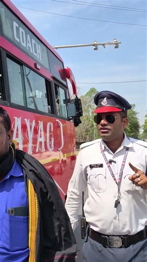 Bus का Emergency Gate जरूर Check करें, खुलना जरूरी है! #drivingrules #trafficrules #bus