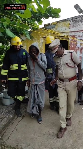 கதவு வெளிப்பக்கமா பூட்டியதால் அழுது புலம்பிய முதியவர் 😥