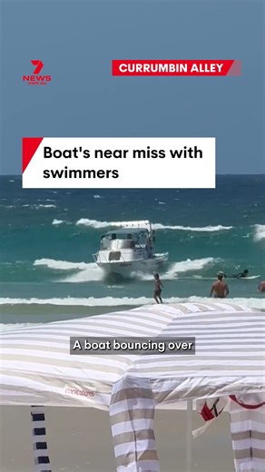 A boat bouncing over waves and heading to shore has come breathtakingly close to swimmers at Currumbin Alley. #Boat #CurrumbinAlley #GoldCoast #CloseCall | 7NEWS Brisbane