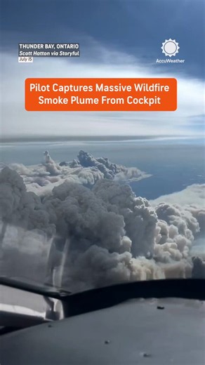 A pilot captured an incredible view of a massive smoke plume rising from the Ontario wildfires, where hundreds of active fires have prompted air quality warnings across parts of Canada. 🌫️🔥