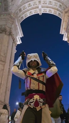 REAL-LIFE ASSASSIN?! EZIO FROM ASSASSIN’S CREED STOPS THE CITY WITH EPIC COSPLAY!
