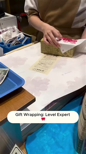 Gift Wrapping: Level Expert 🎀 Mastering the diagonal method. Watch how these crisp lines come together for a perfect finish. Perfection in every fold. 💬 Rate this wrapping skill from 1 to 10! #giftwrapping #giftwrappinghacks #wrappingpresents #japanesestyles #presents Japanese Gift Wrapping Techniques for Perfect Presents Learn creative Japanese gift wrapping techniques to beautifully wrap your gifts. Discover tutorials and tips! Chinese gift wrapping, Japanese gift wrapping techniques, how to