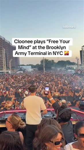 @Cloonee lined up all the heaters for his sold-out set in NYC. 🔥 He made his Billboard Hot Dance/Electronic Songs debut with