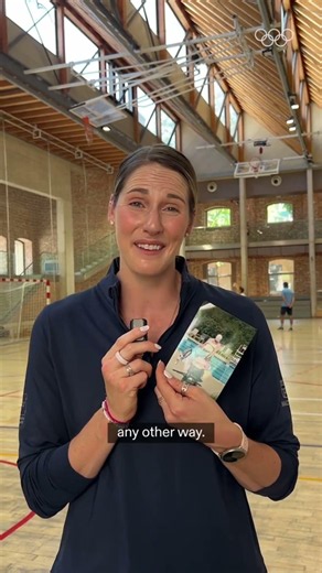The way Missy Franklin enters the swimming pool has changed a little bit... But we still LOVE it!❤️✨