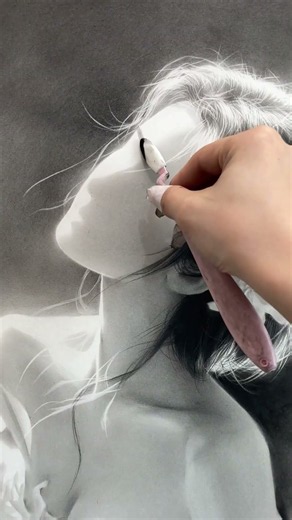 Perfect drawing cannot be without light! #drawing #charcoaldrawing #portraitdrawing #charcoalshading