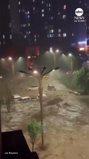 Floodwaters carry vehicles away in China