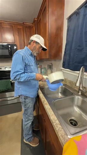 Fed up with colanders that are too small, too wobbly, or let quinoa slip through the cracks? This extendable strainer fixes all those headaches. It adjusts to fit your sink perfectly, the fine mesh traps every last grain, and the non-slip grips keep it rock steady. | Renewdone.I