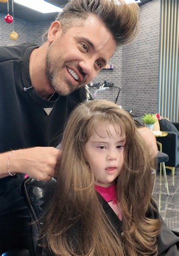 Un corte mariposa para una niña muy especial que me encantó atender….!!! Me llevo su amor en mi corazón para siempre #GabrielSamra #gabrielsamrahairsalon #miamihairstylist #CorteMariposa