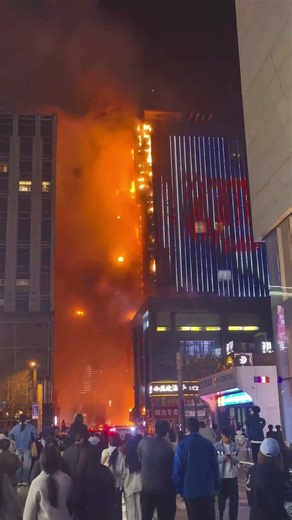 High-rise building fire spreads rapidly in Taiyuan, Shanxi, China