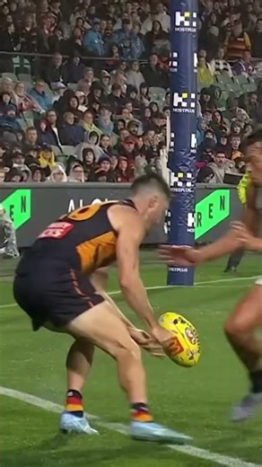 This was SO clever 🤯 #afl #footy #smart #highlight