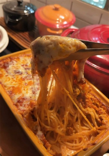Million Dollar Spaghetti 🍝 Juicy meat sauce, creamy spaghetti, and lots of gooey, stretchy cheese on top🤤 Pure comfort food! All you need is: (Adjust the quantities to taste and serving size) Meat Sauce: •500 g ground beef or beef & pork •2 tbsp vegetable oil •1 onion, finely chopped •1 bell pepper, finely chopped •3 cloves garlic, minced •2–3 tbsp tomato paste •500–700 ml tomato sauce •Salt, black pepper, smoked paprika, garlic powder •Italian seasoning, optional Creamy Sauce: •1–2 tbsp butte