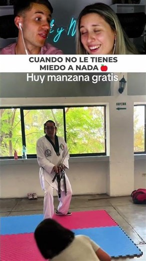 Maestro corta una manzana en el aire y esta niña hace lo inesperado