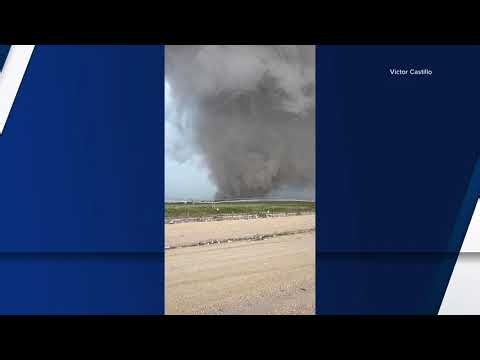 Massive tornado tears across Texas community