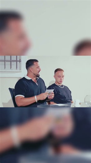 Gio κρατάει στα χέρια του τα 2 ονόματα των artists που αποχωρούν από το HUSTLE HOUSE απόψε!!!!