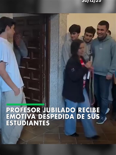 Despedida emotiva a un profesor tras 36 años de servicio