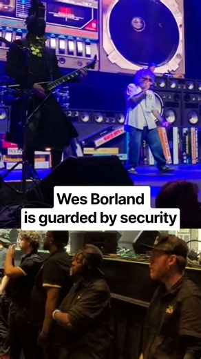 Wes Borland in action "Break Stuff" guarded by Security #limpbizkit #wesborland #short