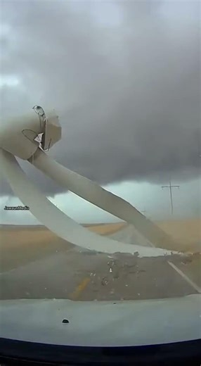 Wind Turbine Blade Snaps, Crashes Into Highway in Shocking Moment 🌪️😱