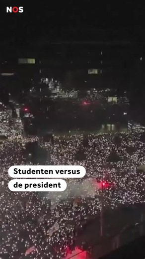 De studenten en oud-president Vucic staan in de peilingen op gelijke hoogte. #nosnieuws #servie #studenten #verkiezingen #vucic