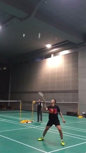 Man juggles six shuttlecocks at once in Inner Mongolia, China