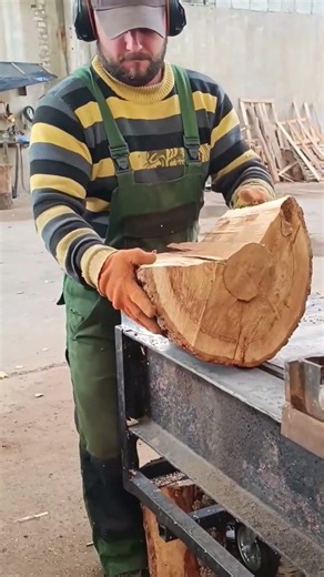 Wood splitting machine #shortsvideo #woodwork #log #firewood #cutting