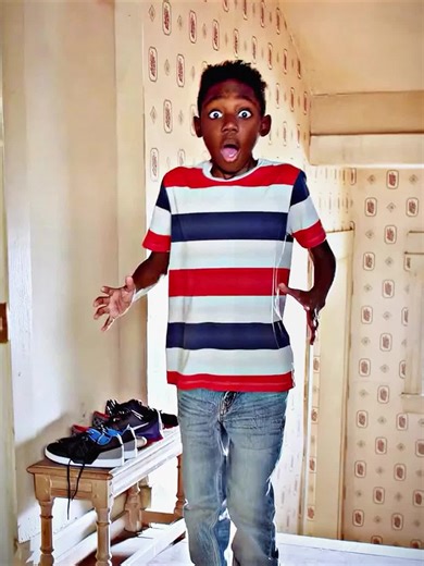 British boxer Anthony Joshua was injured in a car accident in Nigeria, which resulted in the deaths of two other individuals. Footage posted online showed the former heavyweight world champion, shirtless and disoriented, sitting in a damaged vehicle surrounded by shattered glass. #Anthony Joshua# Car Accident#Nigeria