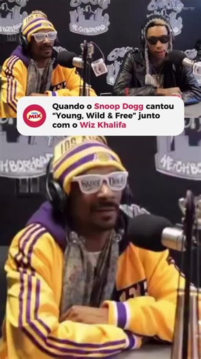 ✨ O dia em que Snoop Dogg e Wiz Khalifa cantaram “Young, Wild & Free” no programa Big Boy’s Neighborhood foi simplesmente histórico! A faixa, lançada em 2011, virou um verdadeiro hino de liberdade, amizade e viver sem regras. Com um refrão chiclete e uma vibe leve, a música marcou a era do filme Mac & Devin Go to High School e ajudou a definir o som descontraído que dominou o início da década. 🌿🎶 Até hoje, “Young, Wild & Free” segue sendo trilha sonora de momentos inesquecíveis. Quem aumenta o