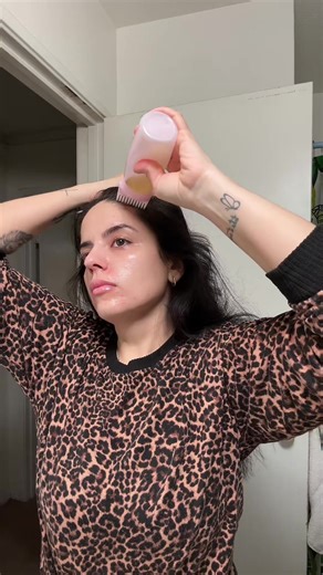 Hair oiling day is my fav day 🫶🏻 @Minki Hair Care 🇨🇦 #hairoil #hairoiling #lowporosityhair 1. Brush hair out 2. Use a dandruff comb to get all the gunk out 3. Use a bamboo brush to stimulate your scalp 4. Take the oil(s) of your choice and rub into scalp 5. Wet the ends of hair and use another oil I specifically used Argan oil because that works best for my hair porosity 6. Take a deep conditioning mask and put it on the ends of hair as well 7. Put hair cap on and if you have any sort of hea