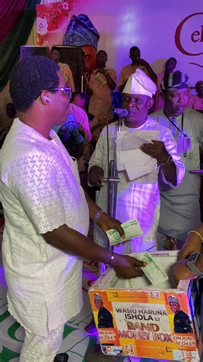 Islanders live at Fuji star, Wasiu Haruna Ishola's performance at late Mujaidu Adekoya (Baba Deko) final burial in Ikosi-ketu, Lagos State. Cc: @wasiuharunaishola @lagunja1media #Islandersevents_parties_