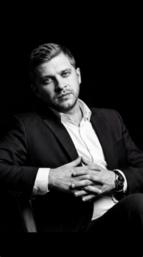 Black and white portrait ideas for a better LinkedIn profile
