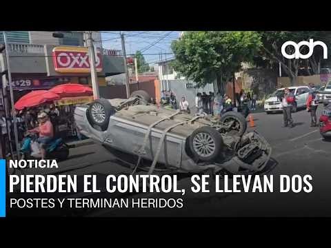 Pierden el control, se llevan dos postes de alumbrado público y terminan heridos