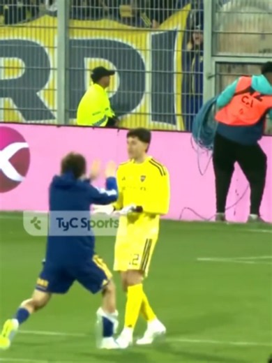 Luego de haber sufrido otro gol olímpico en la misma cancha, todos los jugadores de Boca fueron a festejar con Leandro Brey la agónica clasificación en la #CopaArgentinaEnTyCSports. 🔵🟡🫂
