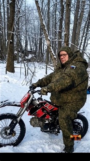 Sotakiimainen Ano testaa moottoripyörää Siperiassa 🏍️ Venäjän propagandisti salaliittoteoreetikko