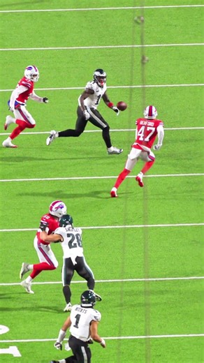 Jalen Hurts and AJ Brown masterclass in threading the needle #shorts