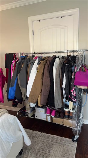 Rack de ropa resistente Raybee Carga 450 LBS, bastidores de ropa para colgar ropa, estante rodante de ropa con ruedas y estante, cromo portátil y ajustable. #rack #clothing #closetorganization #closetorganizationhacks #newyearnewme