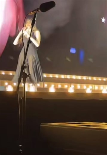 Madison Beer performs ‘Sour Times’ as the surprise song. #KrakowLocketTour